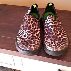 OOFOS OOmg Leapard Print cotton type stretch slip on shoe EUC sz9